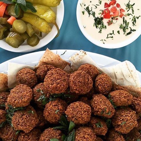 Who's a fan of FALAFEL? 😍🍴 Credits to @sambookco 👌👌 lebanon lebanese lebanoneats falafel mediterraneancuisine fastfood lebanesefood lebanesefoodie lebanesestreetfood foodporn foodie foodgasm fried yummyeats foooood instafood instagood beirut