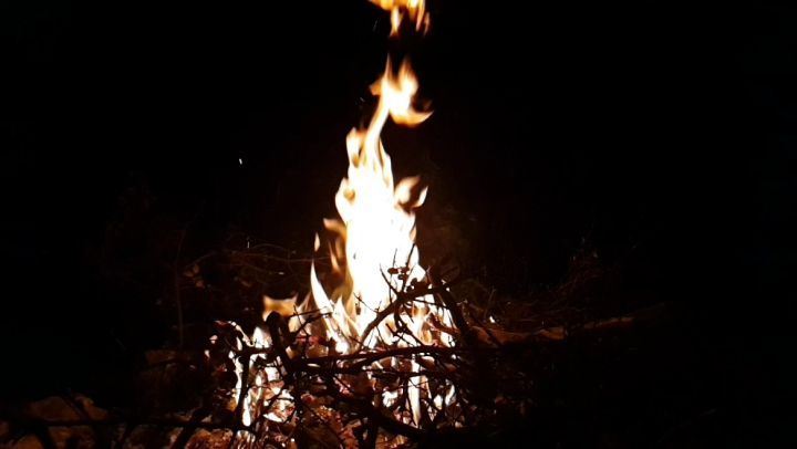  wind  windstrong  windy  night  Fire  firenight  beautifulnight ... (Wadi Salib)