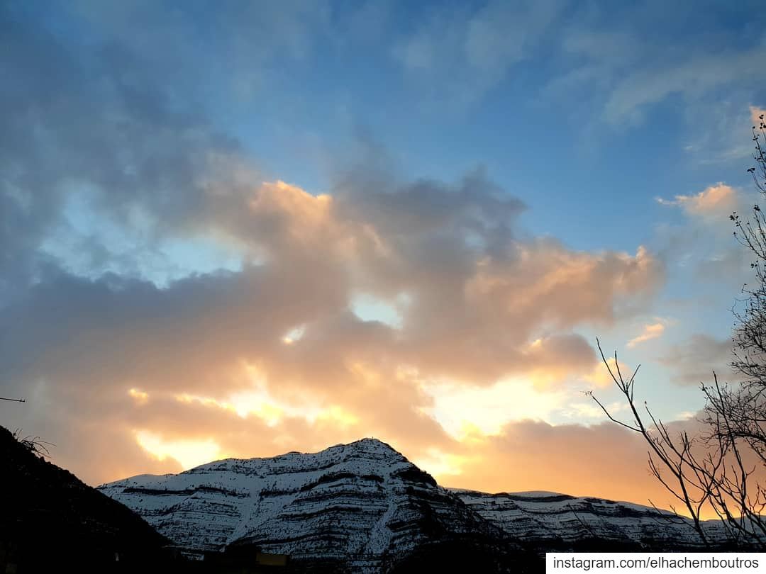 winter's sunrise  akoura kingland civilisationsland liveloveakoura... (Akoura, Mont-Liban, Lebanon)