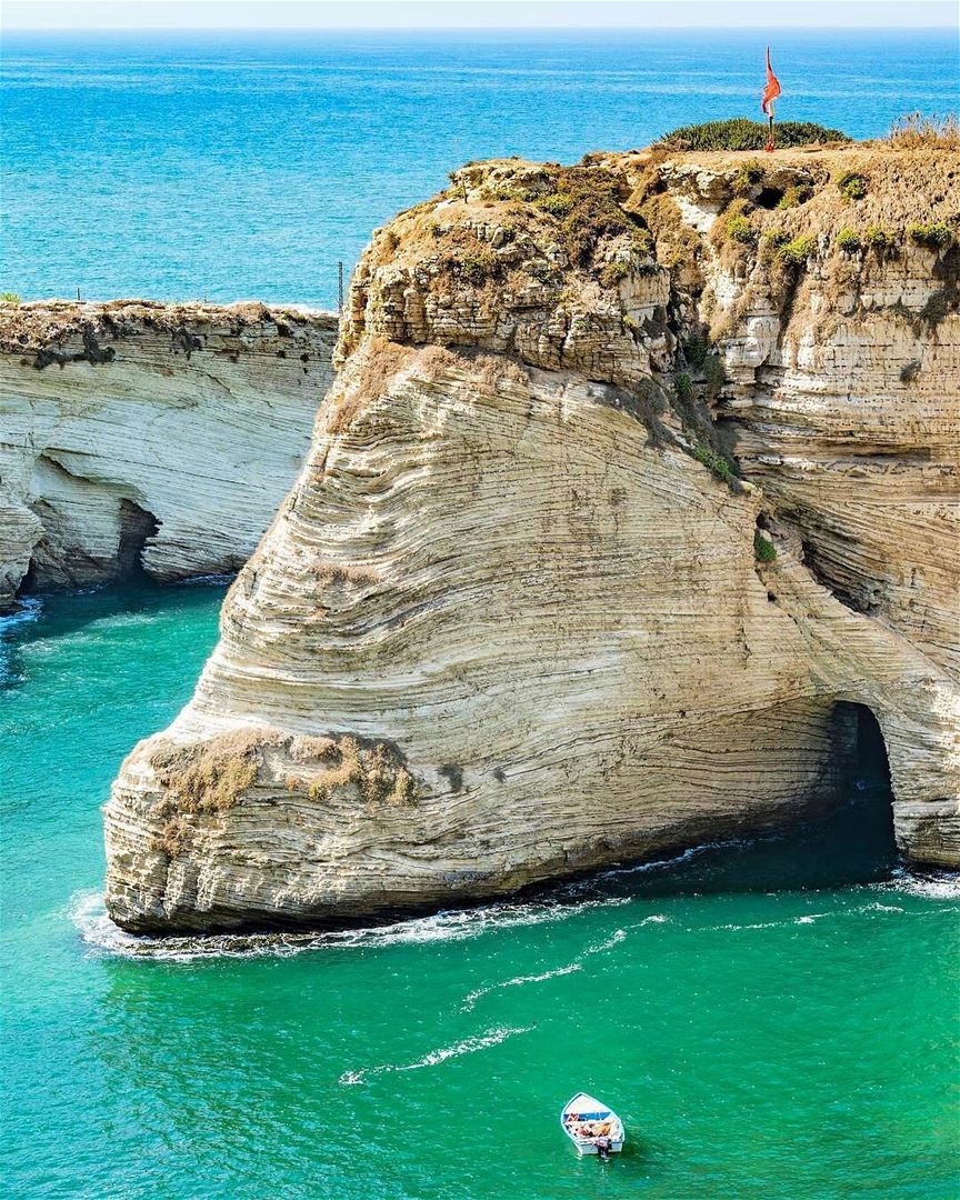 🇱🇧 Wishing a nice week with this beautiful view to Pigeons' Rock, the... (Raouché)