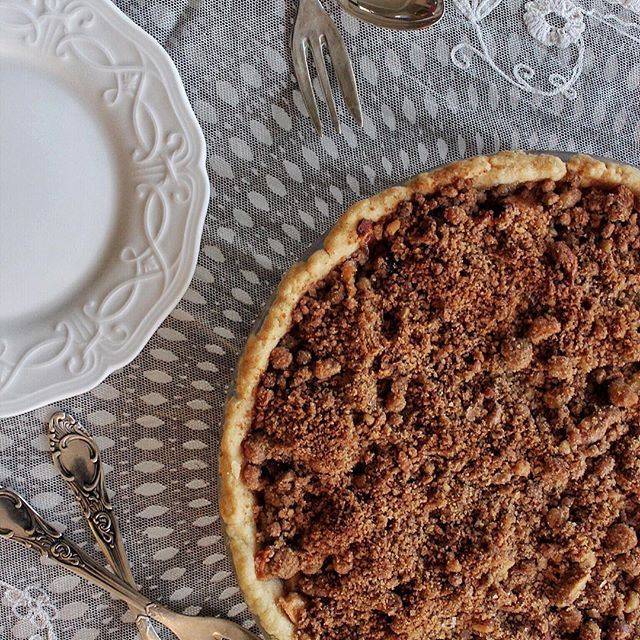 With the current apple crisis in Lebanon, I decided to revisit a decadent Apple Crumble Pie recipe and share it with you 🍎❤️ Recipe now up on TravelingwithThyme.com (link in bio) // savelebaneseapples lebanoneats newblogpost recipes