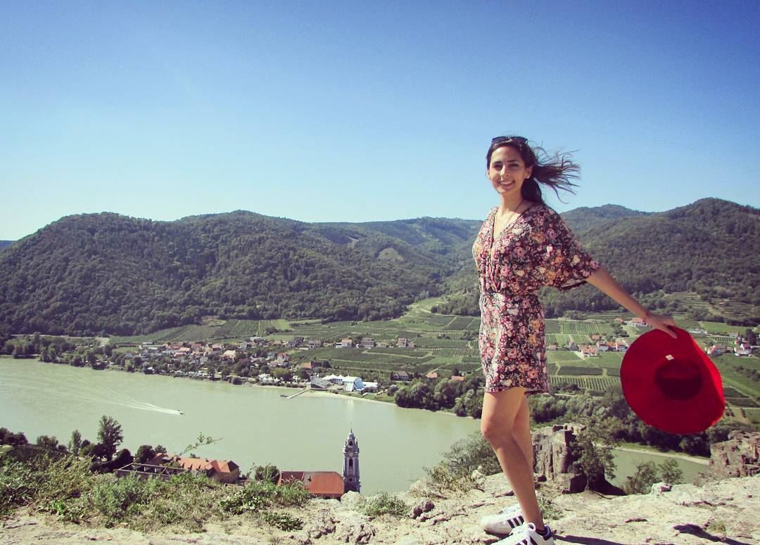 With the  wind 🌬  redhat 👒  girl Austria  durnstein  lake  bluechurch ... (Dürnstein)