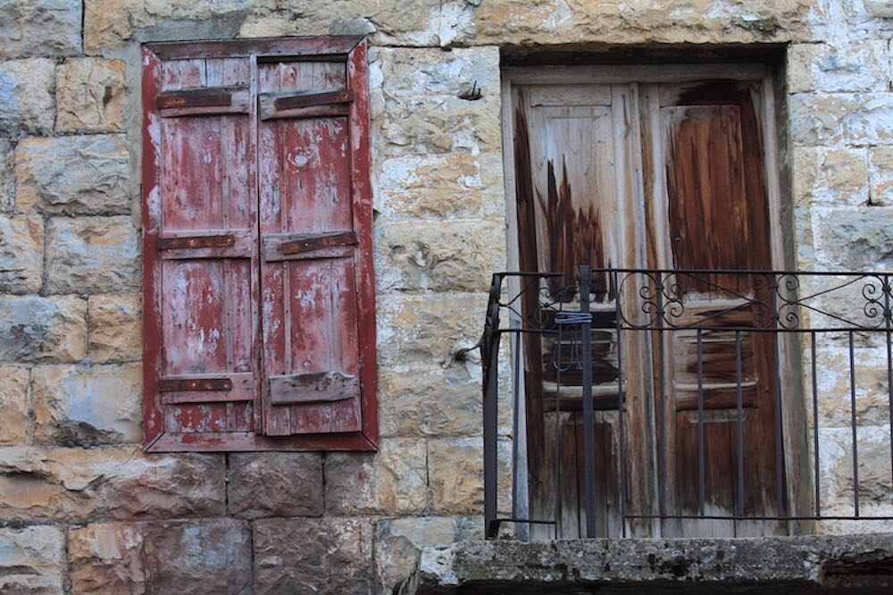 Would you live in a house like this? Checking out the traditional... (Douma, Liban-Nord, Lebanon)