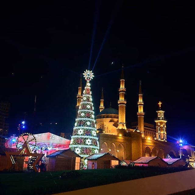 Xmas tree in beirut🇱🇧❤ christmastreeisup  christmasdecor  christmastree... (Beirut, Lebanon)