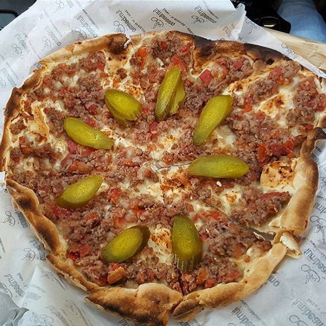 you can never go wrong with this Lahme Baajin with Pickles in this lovely morning @furnbeaino  (Furn Beaino)
