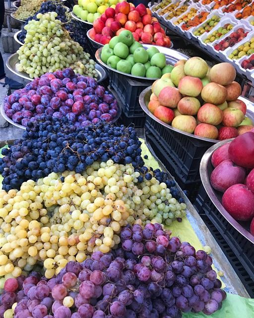 You can't end the trip without buying fruits from Nabaa Safa🍇🍐🍎🍏🍊🍑🍒... (Nab` As Safa, Mont-Liban, Lebanon)
