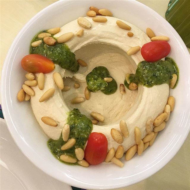 You can't go wrong with Hummus 😎. lunch food eat yummy nomnom foodie... (Beirut, Lebanon)
