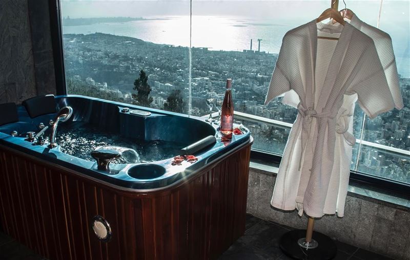 Your favorite suite awaits✨  WeekendGetaway  BathWithAView ... (Bay Lodge)