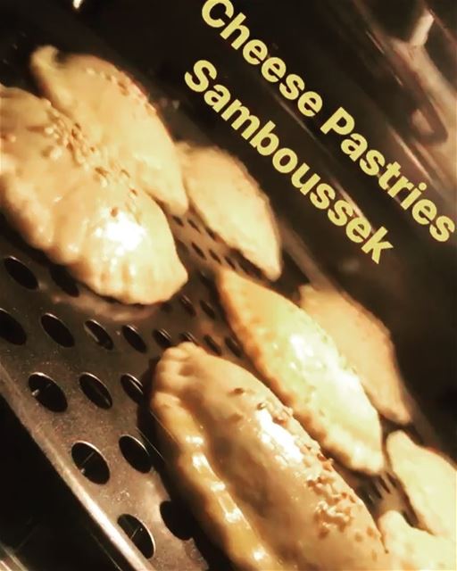 Yummy cheese pastries baked in the oven👌🏻👩‍🍳👨‍🍳(Samboussek) food...