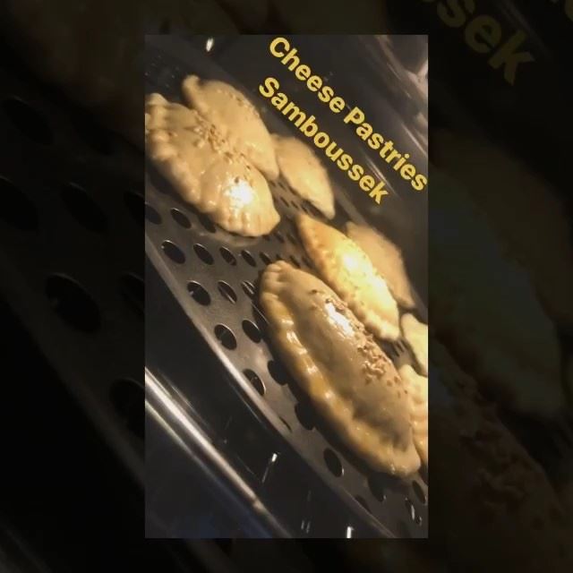 Yummy cheese pastries baked in the oven👌🏻👩‍🍳👨‍🍳(Samboussek) food...