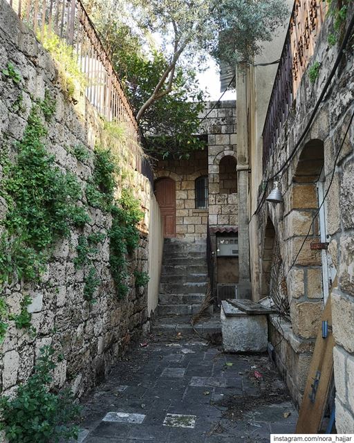 Zawarib  lebanese  oldhouse  quiet  place  tooquiethere  noonethere ... (Byblos - جبیل)