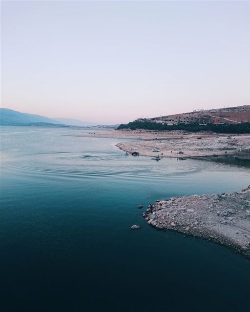 ɴᴀᴛᴜʀᴇ ɪs ᴘʟᴇᴀsᴇᴅ ᴡɪᴛʜ sɪᴍᴘʟɪᴄɪᴛʏ. (Lake Qaraoun)