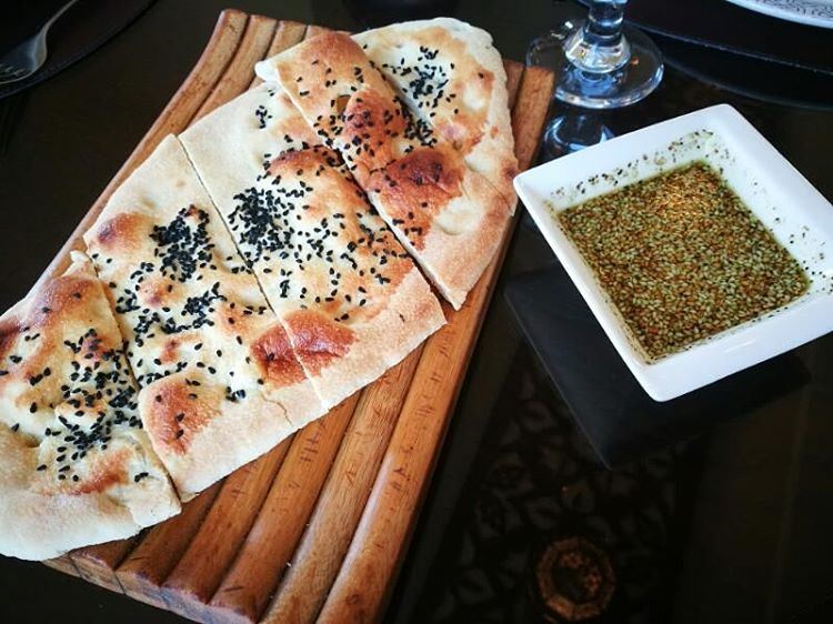 Бесплатное угощение в ресторане в Ливане перед тем,как принесут заказанные... (El Hajj Ali Restaurant)
