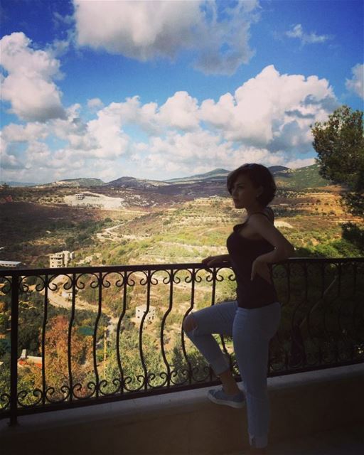 Каждый миг на земле происходят чудеса.  (Lebanon)