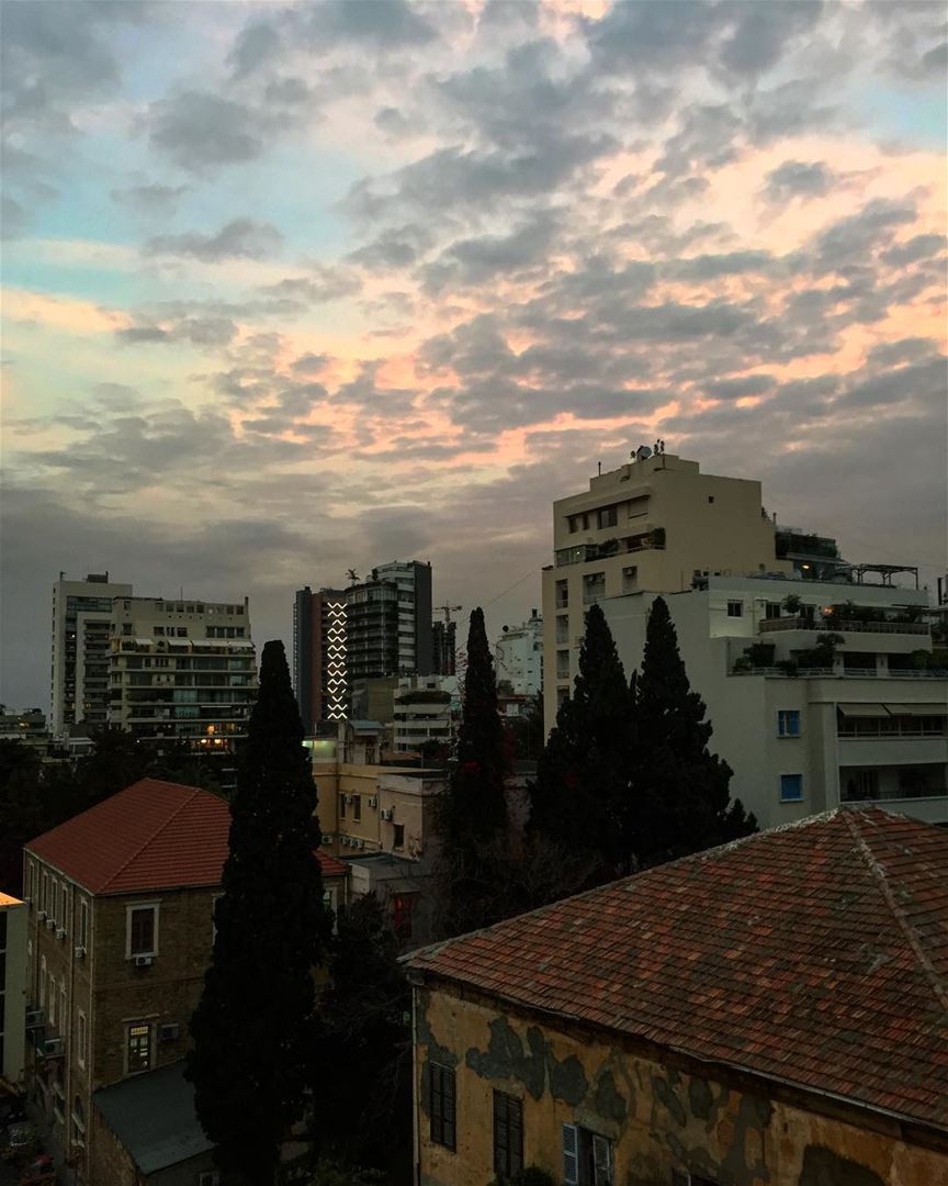 Небо и удивительно.  nofilter  lebanon  middleeast  beirut  sky  clouds ... (Usj - Huvelin - Achrafieh)