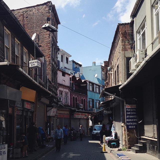 По приятным улочкам мы пошли на поиски Голубой мечети😌 (Eminönü~Kadıköy Vapurunda)