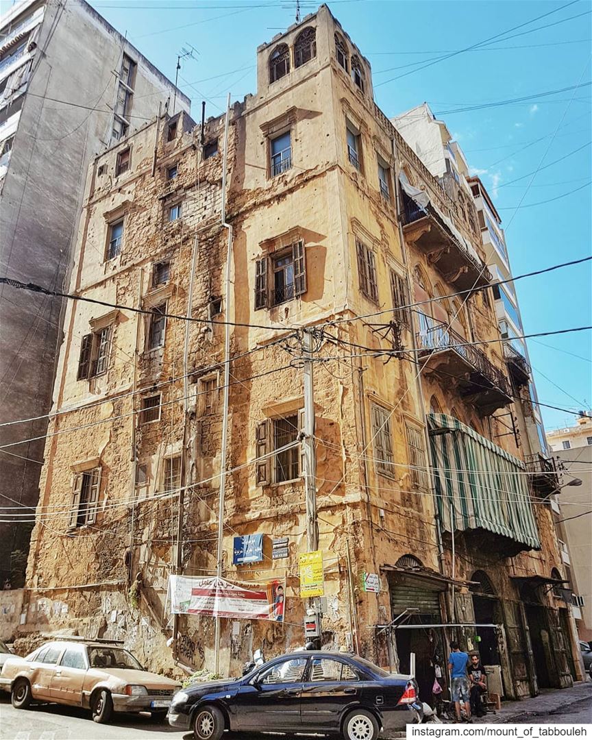 Типичное здание в центре Бейрута. В районе Зукак эль-Блат, где доминирующее (Beirut, Lebanon)