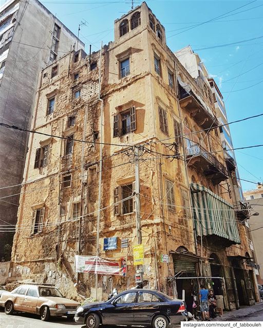 Типичное здание в центре Бейрута. В районе Зукак эль-Блат, где доминирующее (Beirut, Lebanon)