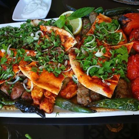 Шашлыки и кебаб под ливанским хлебом с соусом-салатом.кто что нашел на таре (Tripoli, Lebanon)