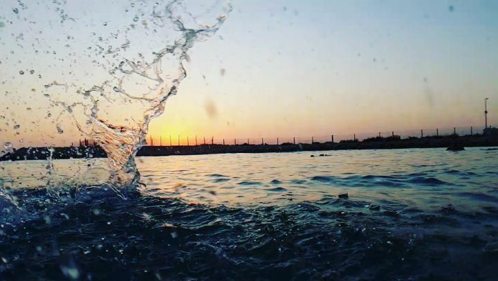 آخر ايام الصيفية  tb  slowmotion  water  sea  southlebanon  drops  sunset... (Soûr, Al Janub, Lebanon)