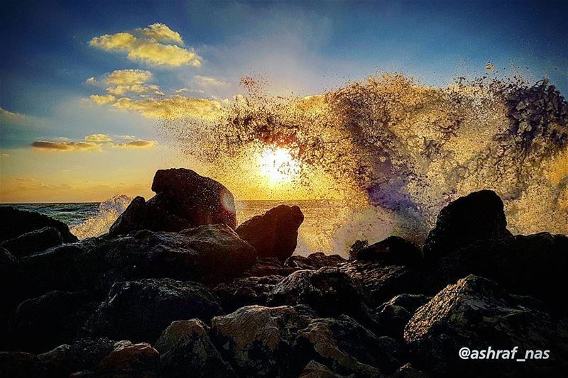 أحتاج إليك وأهرب منكوأرحل بعدك من نفسي...في بحر يديك أفتش عنكفتحرق أمواج (Tyre, Lebanon)