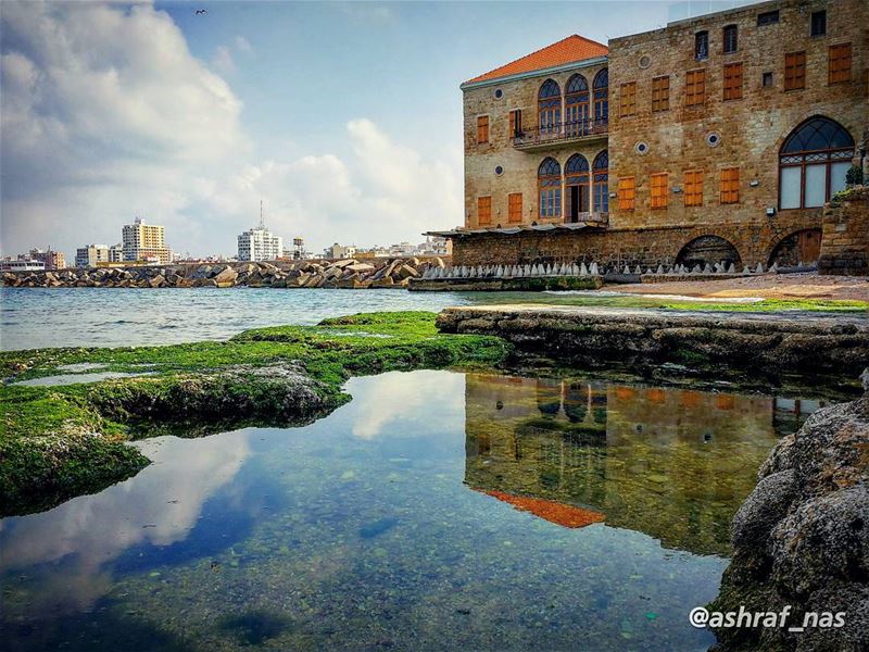 أعطني الناي وغنِّ.. وانْسَ داءً ودواءإنّما الناس سطور.. كُتبت لكن بماء... (Tyre, Lebanon)