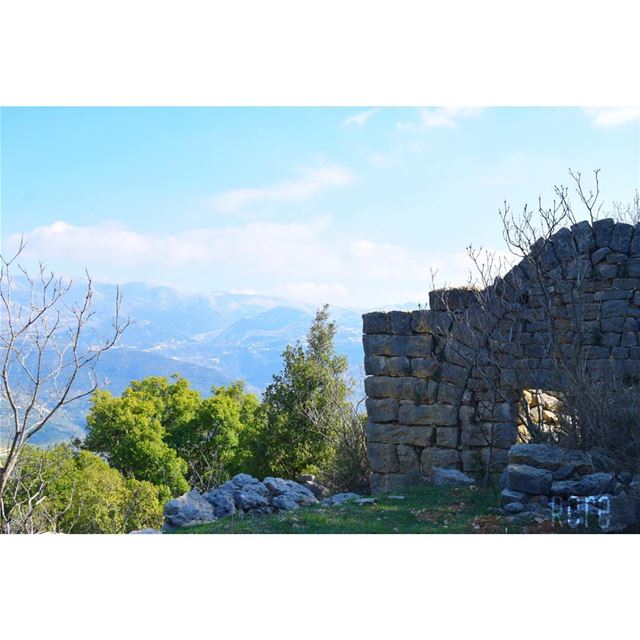 أعيش في بيت مهجور بعيداً عن افكار تمجدها الالسن و تذمّها القلوب...ريم🌺... (Mazra`At Ash Shuf, Mont-Liban, Lebanon)