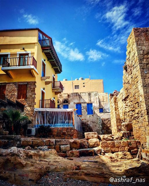 أنا من بلد الشبابيكالمجروحة بالحبالمفتوحة عالصدفة livelovetyre ... (Tyre, Lebanon)