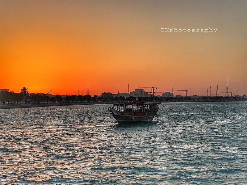 أنا من هناك ولي ذكريات.. ولدت كما تولد الناس.. لي والدة وبيت كثير النوافذ.. (Doha Corniche)