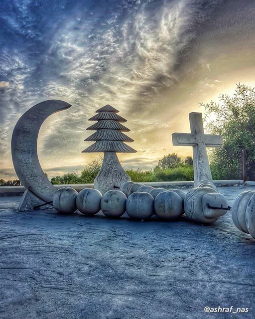 أهلي ويَغْلون يغدو الموتُ لعبتهمإذا تطلَّع صوب السفح عدوانُ...من حفنة وشذ (Tyre, Lebanon)