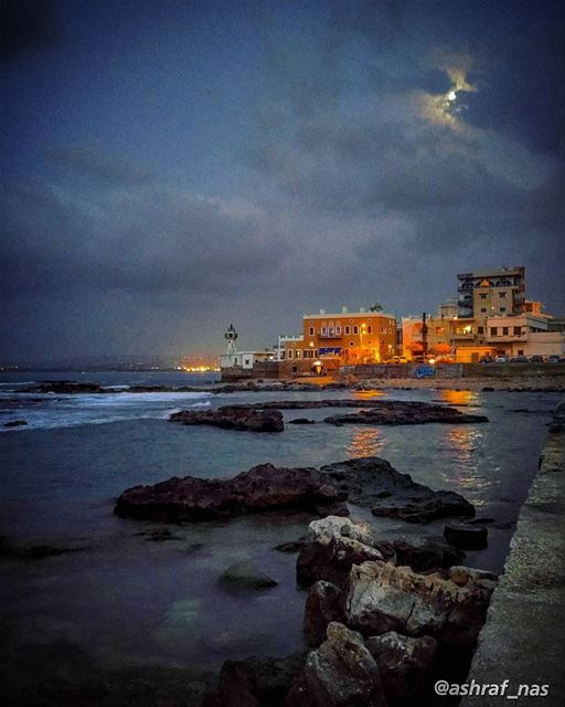 إذا كان ذنبي أن حبكِ سيديفكل ليالي العاشقين ذنوب...أتوب إلى ربي وإني لمرة (Tyre, Lebanon)