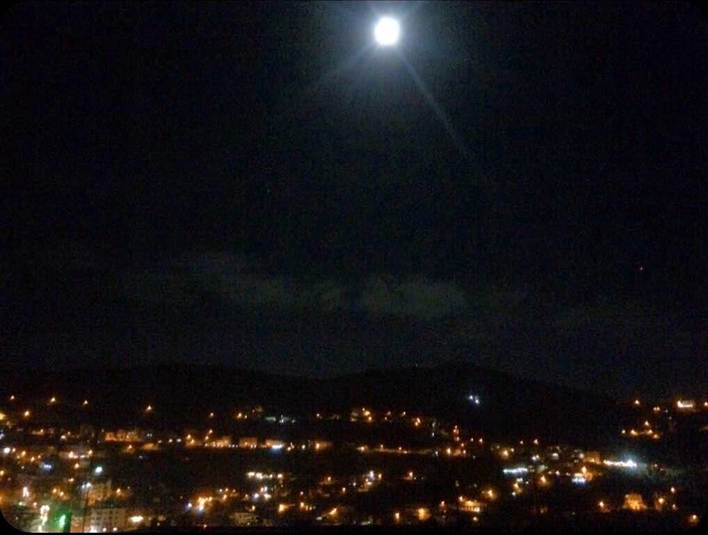 إن لَمْ أكُنْ أنا الشّمس ، ف على الأغلب أنّي القمر ، لأن ضيائي مُحَتّم💁🏻‍ (Bakhoun, Liban-Nord, Lebanon)