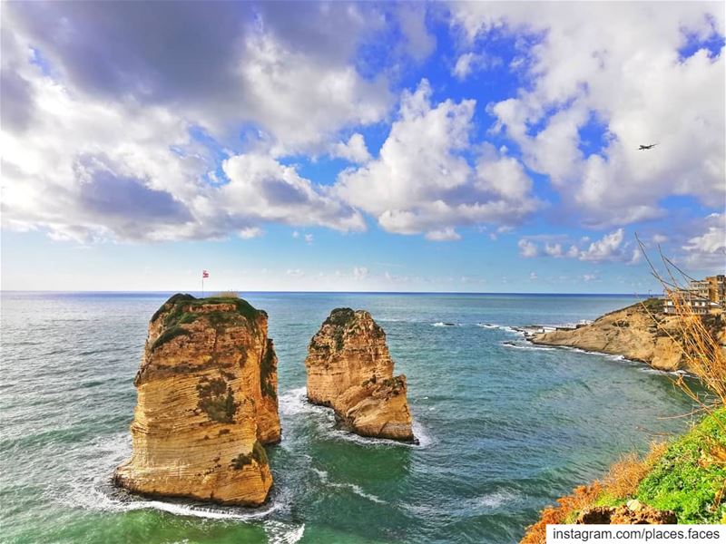 إنها لوحة نادرة الصنع الإلهى العجيب، يظل يلتقى عندها عشاق الطبيعة والجمال و (Ar Rawshah, Beyrouth, Lebanon)