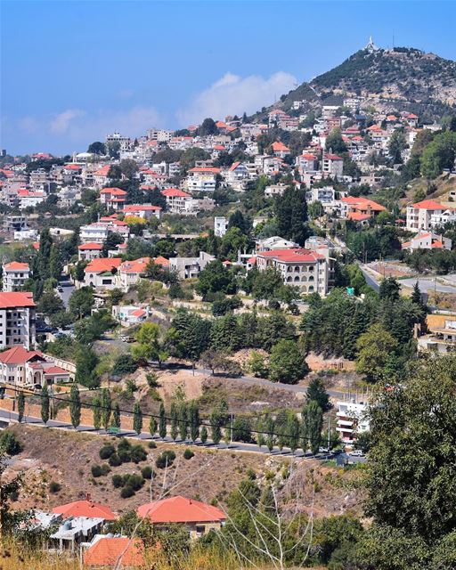 إهدن جمال وفجرها لون الخيالوكلّ شجرة بأرضها ملكة جمال من نبعها المَيّات (Ehden, Lebanon)