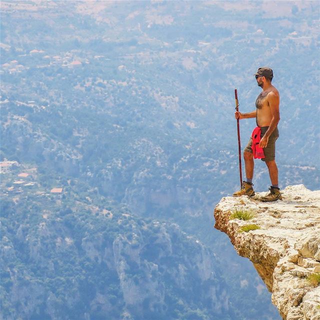 إِنْجويِنْچ شفير الهاوية hike  Cliff  rock  deep  valley  mountains ...