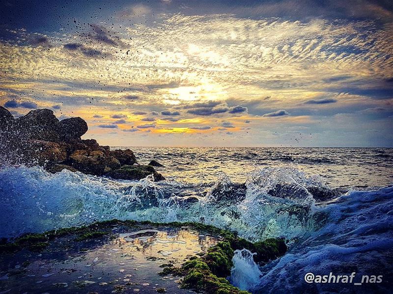 ابحث عنيأنا في مكان ما أغوص وأنتظر يديكأنا في مكان ما أنطفئ وأنتظر عينيك. (Tyre, Lebanon)