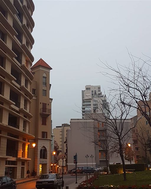 اتذكرين أيام الشتاء على الرصيف وطعم الكستناء... لانو انا نسيت.... ... (Downtown Beirut)