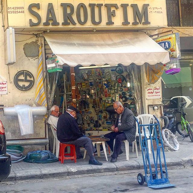 اجتماع على دق طاولة قبل ما يقلّع النهار,في احلى  من هيك؟Tric tracking to... (Furn Shebak, Beyrouth, Lebanon)