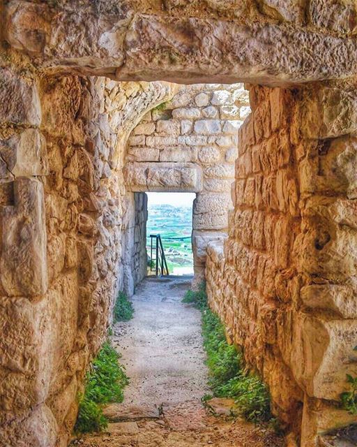 اسوارة العروس مشغولة بالدهبوانت مشغول بقلوب يا تراب الجنوب رسايل الغياب م (Beaufort Castle, Lebanon)