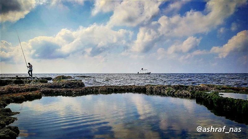 اشلحني ع شي بابور، وقلّو ياخدني بعيدع بلاد كلها نور، كل لياليها عيد...ما... (Tyre, Lebanon)