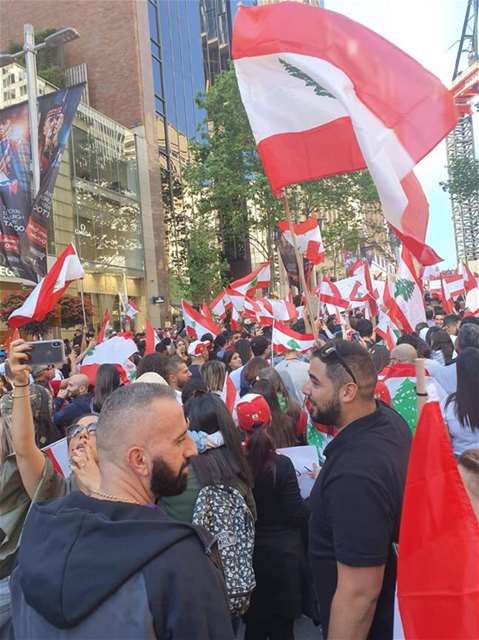 الأعلام اللبنانية ترفرف - لبنان ينتفض
