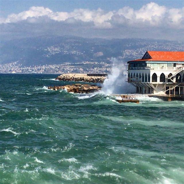 البحر غضبان ما بيضحكشاصل الحكاية ما تضحكش lebanon  lebanese  sea ... (Ain El Mreisse, Beyrouth, Lebanon)