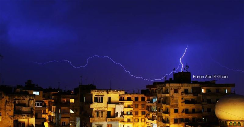 البرق ينير سماء القبة ... اهلا بالشتاء ⛈ rain  raining  rainyday ...