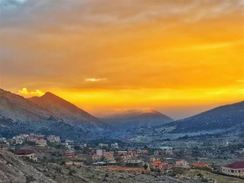 التمرد على القدر لن يغير به شيئ،، إنما يمكن تغييره في التمرد على الذات👌📷... (Jezzîne, Al Janub, Lebanon)