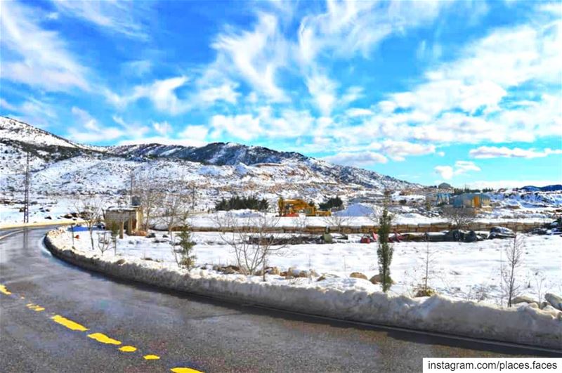 الثلج ببياضه يغسلنا من زيف الحياة ⁦❄️⁩⁦❄️⁩ Photo by @places.faces group... (Jezzîne, Al Janub, Lebanon)