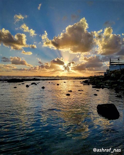 الحب ليس روايةً شرقيةًبختامها يتزوَّجُ الأبطالُ...لكنه الإبحار دون سفينةٍ (Tyre, Lebanon)