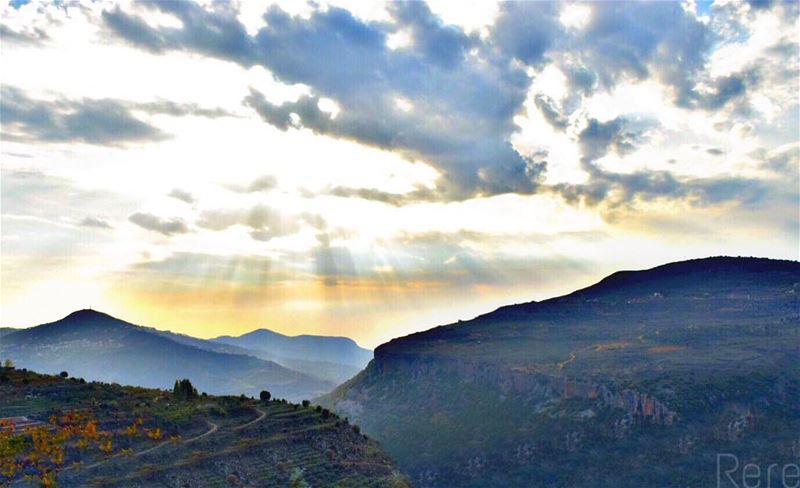 الحرية بانت خصال شمسها من بين غيوم القمع، فما كان من الارض إلا أن اخضوضرت و (Jezzîne, Al Janub, Lebanon)