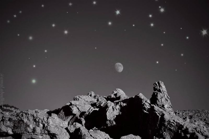 الصداقة بين القمر والنجوم،، تغار منها الشمس 👌👌  جبل_الشيخ  lebanon ... (جبل الشيخ)