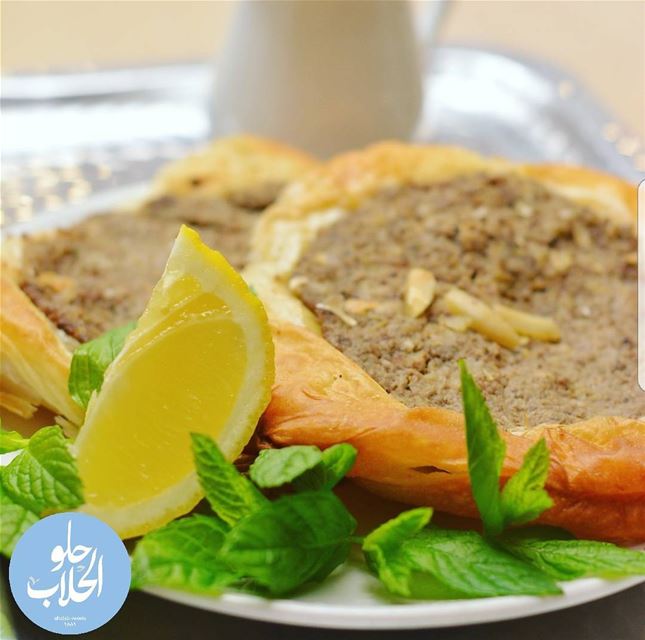 الصفيحة الطرابلسية 😍😄 مع دبس الرمان ولا أطيب من هيك 👌  لحمةبعجين ------- (Abed Ghazi Hallab Sweets)