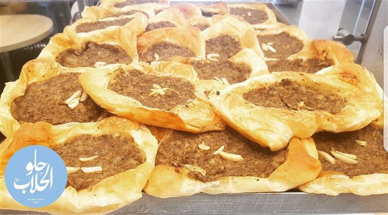 الصفيحة الطرابلسية 😍😄 مع دبس الرمان ولا أطيب من هيك 👌  لحمةبعجين ------- (Abed Ghazi Hallab Sweets)